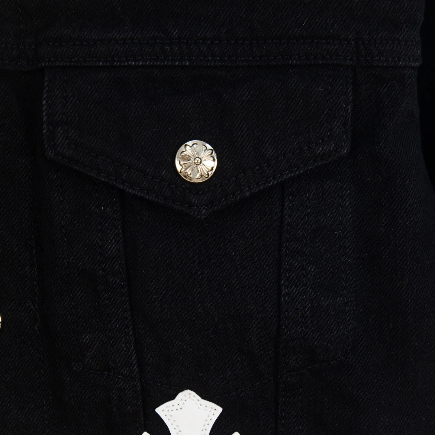 P360 high version (lamb wool) Chrome Hearts Chrome Hearts colorful patchwork lamb fur collar jacket, the same style as the Internet celebrity star's cross-printed denim jacket, the unique cross design element is full of design. It is made of 100% denim cotton fabric with heavy coarse yarn count, which ensures a stiff and tough silhouette while being soft, comfortable and breathable. The lapel is designed with silver buttons and is full of texture. The classic white cross logo is all over the dress, making it a perfect versatile style for spring and summer! The original loose version is made of high-quality pure cotton fabrics. The fabric pattern is high-definition and delicate without burrs. It is comfortable and breathable to wear. All the buttons are molded and customized. It is casual and fashionable and can be matched with any bottoms. It can be windproof and sunproof in spring and summer. It can be worn outside in autumn and winter! Easily concave shape makes you look slimmer and taller, perfect for both men and women! Style number: 1838# Color: Black Size: S M L XL